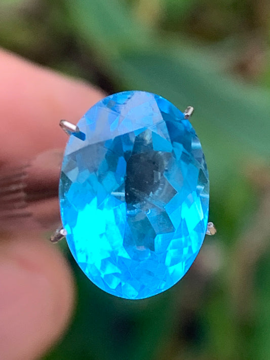 Topaze bleue naturelle de 8,24 carats. Taille de 15 mm x 10 x 7,50. Parfait en collection, bijouterie, exposition...
