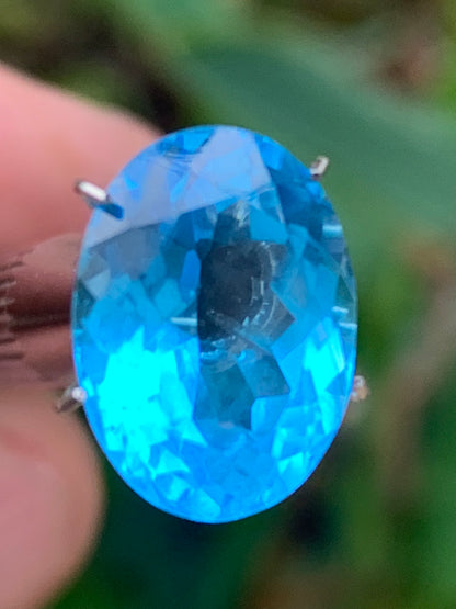 Topaze bleue naturelle de 8,24 carats. Taille de 15 mm x 10 x 7,50. Parfait en collection, bijouterie, exposition...