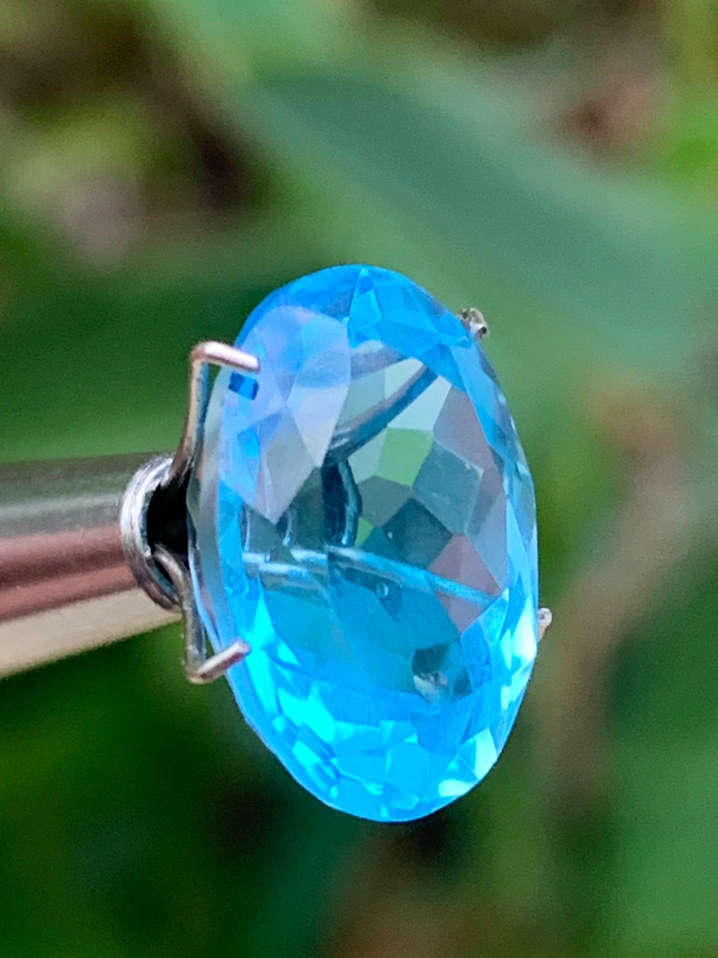 Topaze bleue naturelle de 8,24 carats. Taille de 15 mm x 10 x 7,50. Parfait en collection, bijouterie, exposition...
