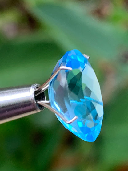 Topaze bleue naturelle de 8,24 carats. Taille de 15 mm x 10 x 7,50. Parfait en collection, bijouterie, exposition...