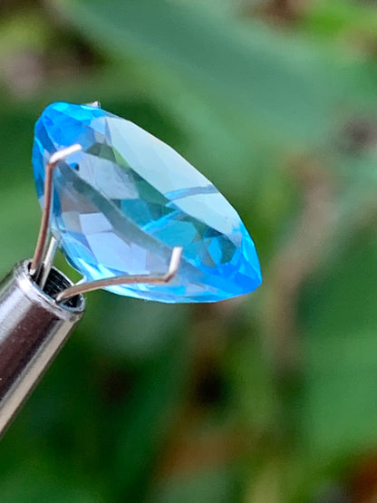 Topaze bleue naturelle de 8,24 carats. Taille de 15 mm x 10 x 7,50. Parfait en collection, bijouterie, exposition...