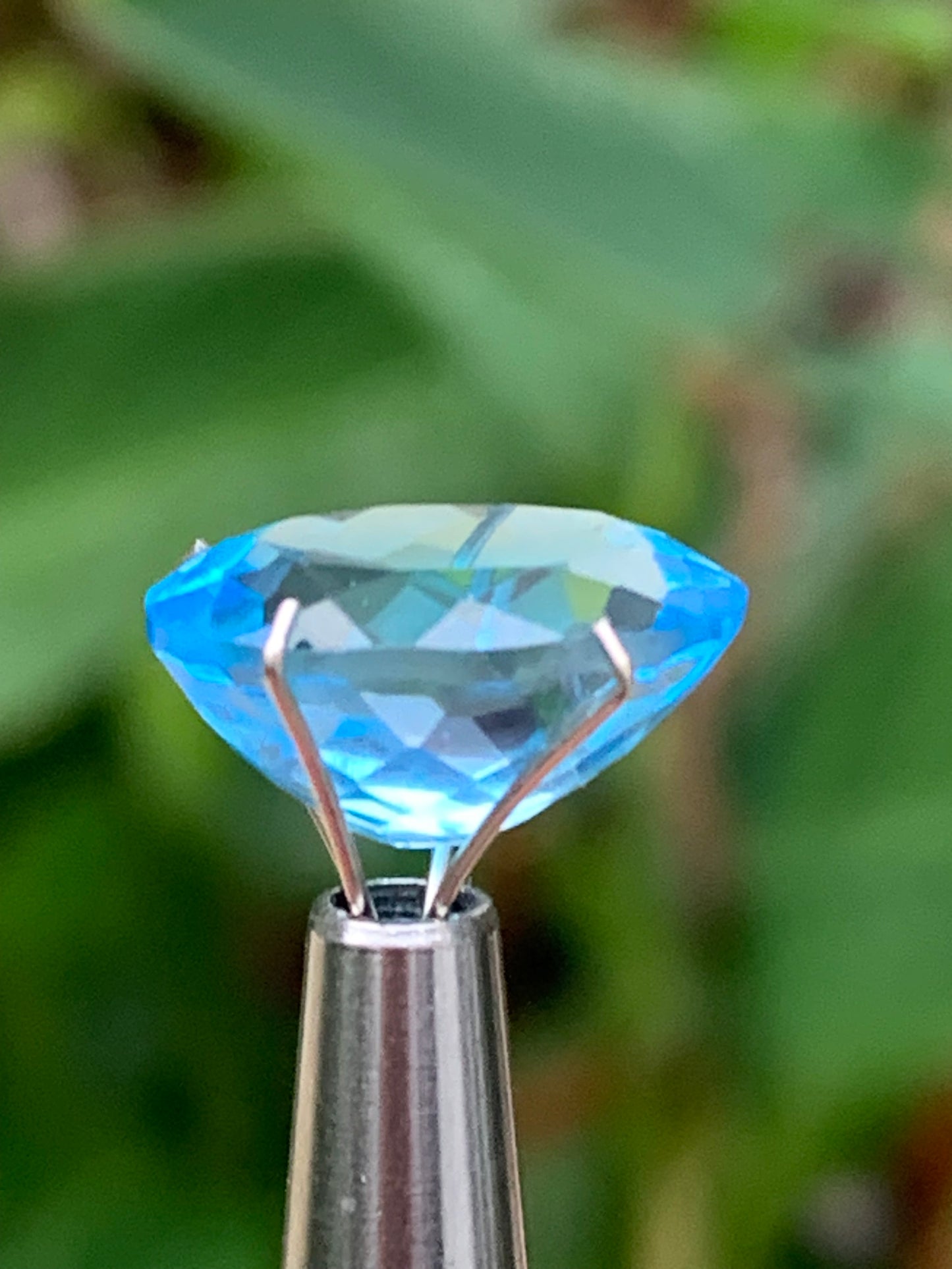 Topaze bleue naturelle de 8,24 carats. Taille de 15 mm x 10 x 7,50. Parfait en collection, bijouterie, exposition...