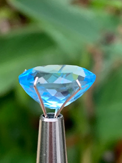 Topaze bleue naturelle de 8,24 carats. Taille de 15 mm x 10 x 7,50. Parfait en collection, bijouterie, exposition...