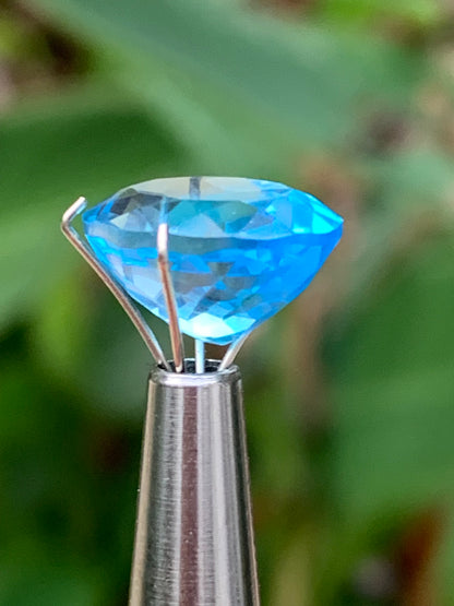 Topaze bleue naturelle de 8,24 carats. Taille de 15 mm x 10 x 7,50. Parfait en collection, bijouterie, exposition...