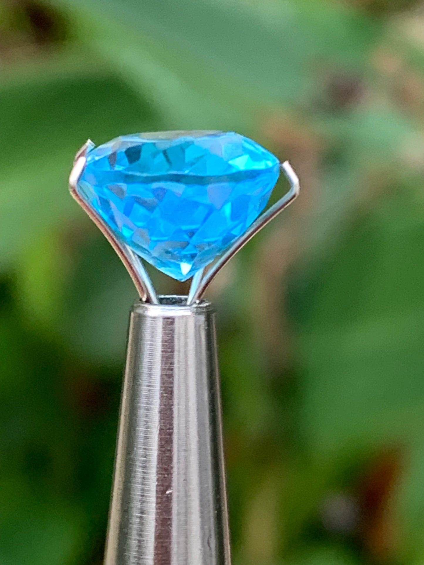 Topaze bleue naturelle de 8,24 carats. Taille de 15 mm x 10 x 7,50. Parfait en collection, bijouterie, exposition...