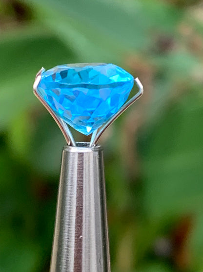 Topaze bleue naturelle de 8,24 carats. Taille de 15 mm x 10 x 7,50. Parfait en collection, bijouterie, exposition...