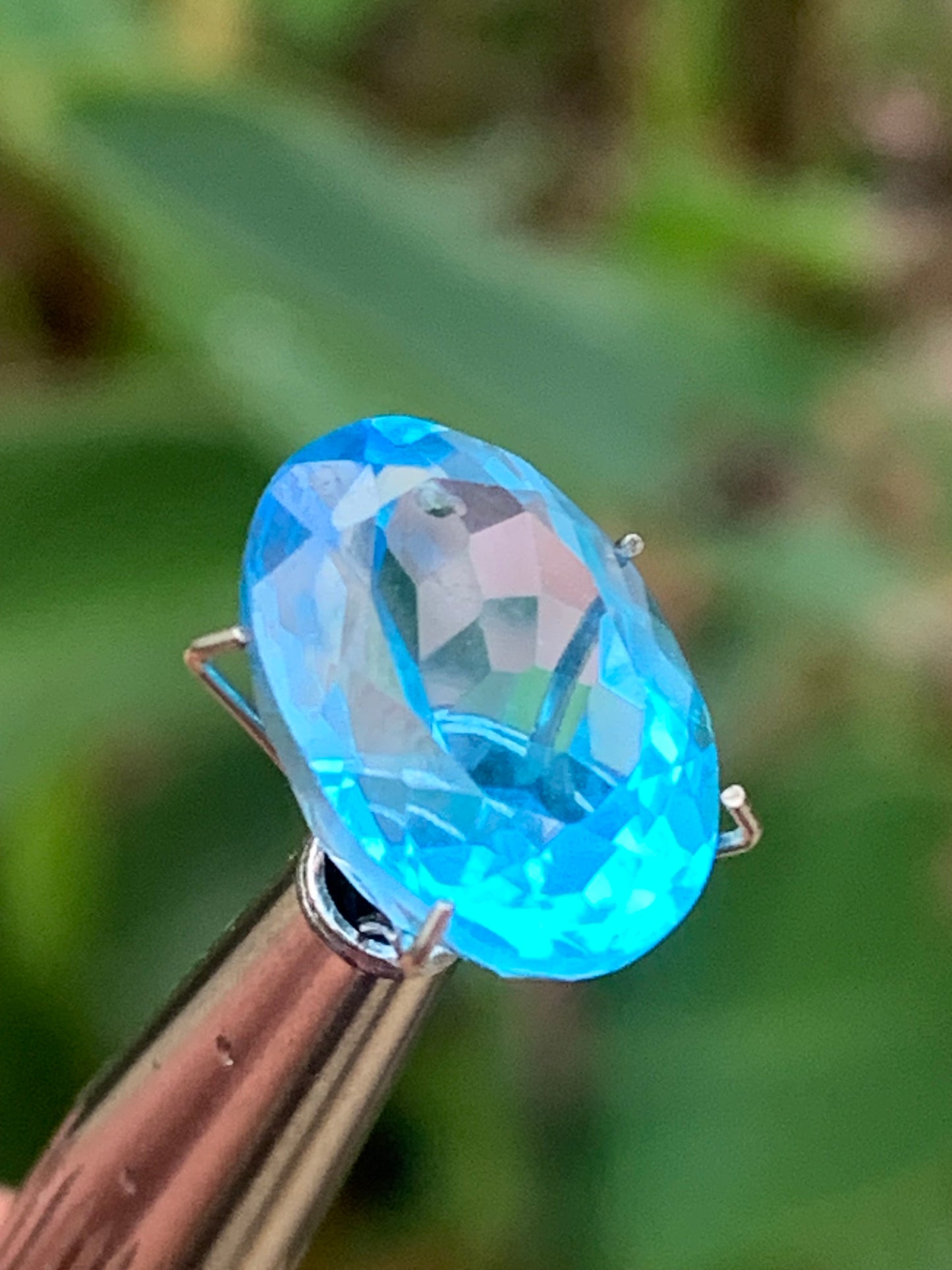 Topaze bleue naturelle de 8,24 carats. Taille de 15 mm x 10 x 7,50. Parfait en collection, bijouterie, exposition...