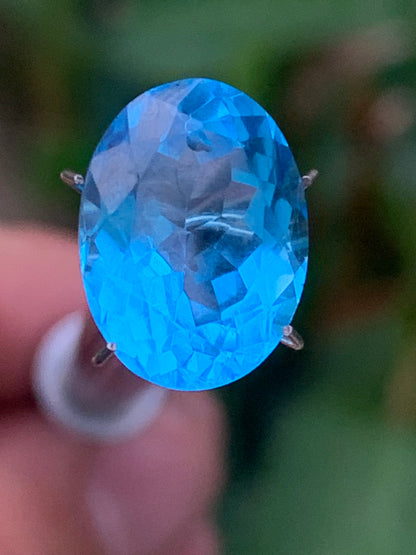 Topaze bleue naturelle de 8,24 carats. Taille de 15 mm x 10 x 7,50. Parfait en collection, bijouterie, exposition...