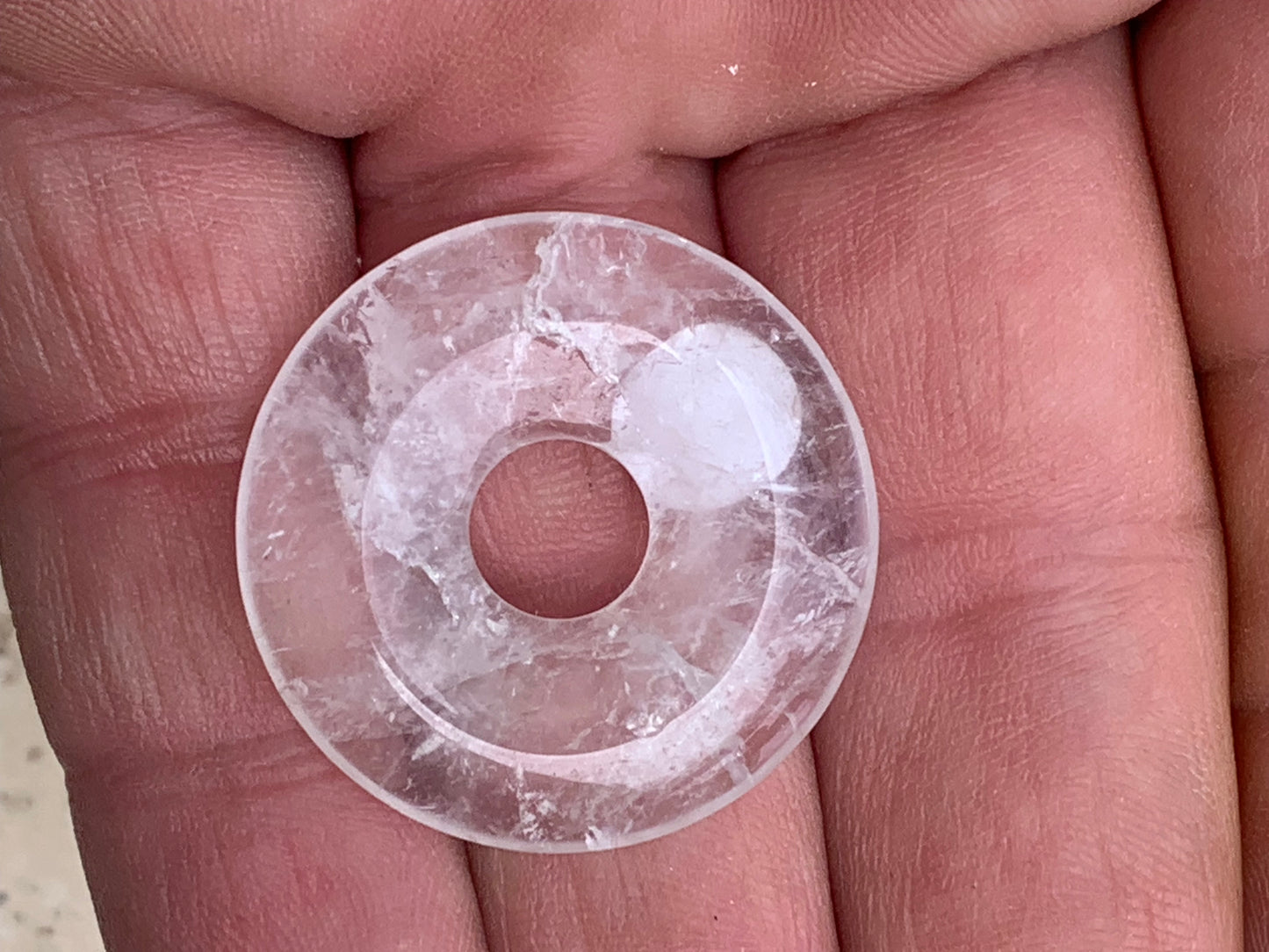 Cristal de roche/ Quartz, pendentif Donuts, 30mm de hauteur x 30 de largeur x 6 d'épaisseur. Vendu avec cordon réglable de couleur noire !