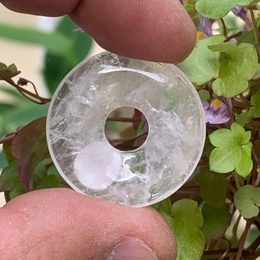 Cristal de roche/ Quartz, pendentif Donuts, 30mm de hauteur x 30 de largeur x 6 d'épaisseur. Vendu avec cordon réglable de couleur noire !