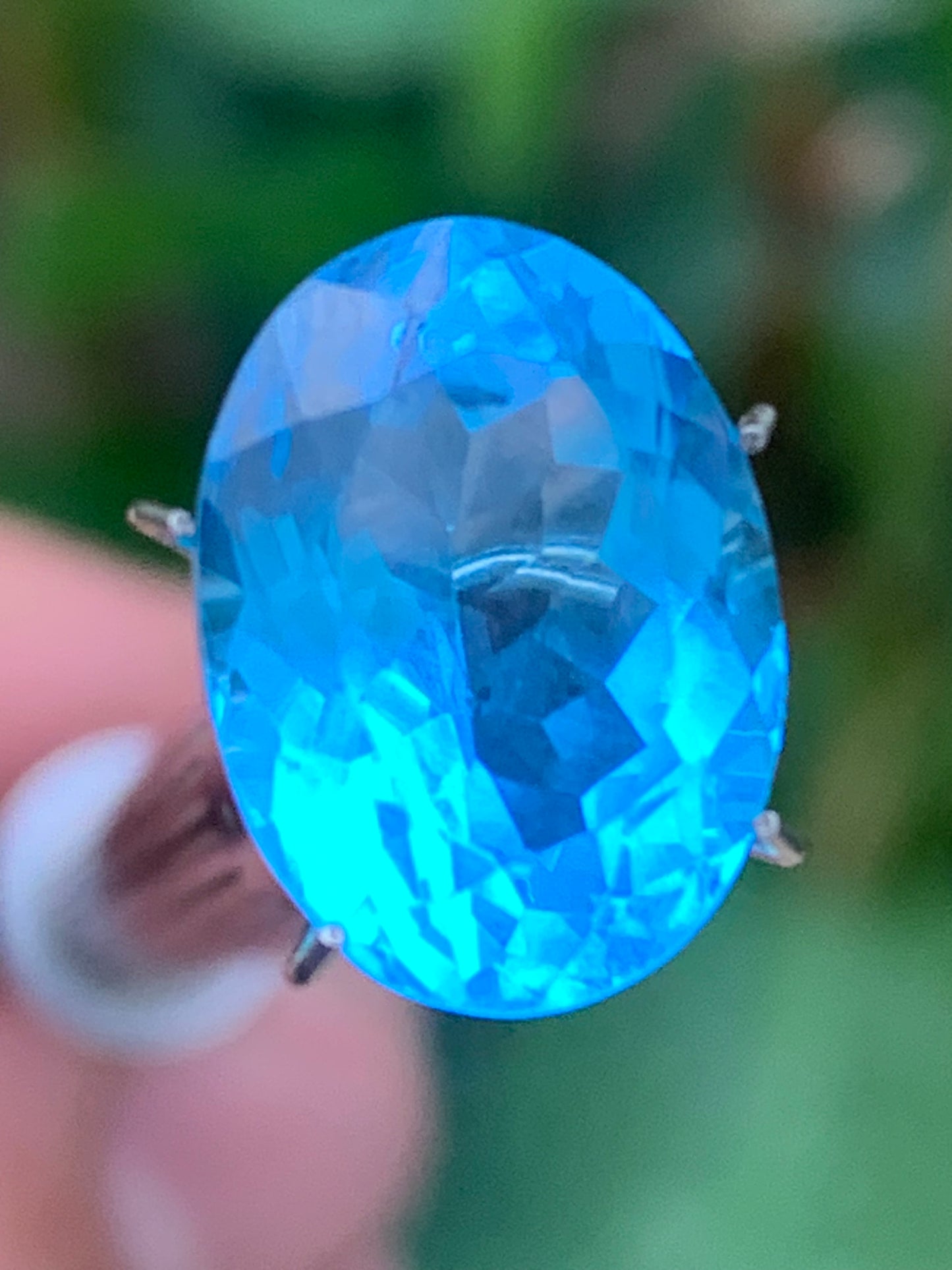Topaze bleue naturelle de 8,24 carats. Taille de 15 mm x 10 x 7,50. Parfait en collection, bijouterie, exposition...