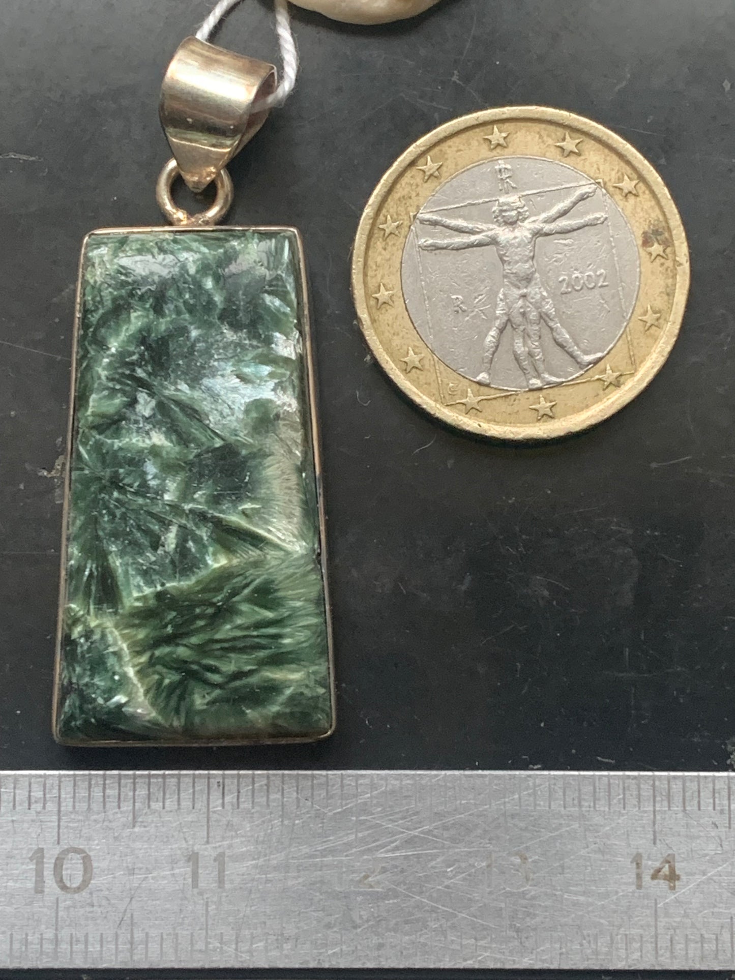 Séraphinite ! Pendentif en Argent 925 de 47mm de hauteur x 20 de largeur x 7 d'épaisseur. Vendu avec cordon réglable de couleur noire !
