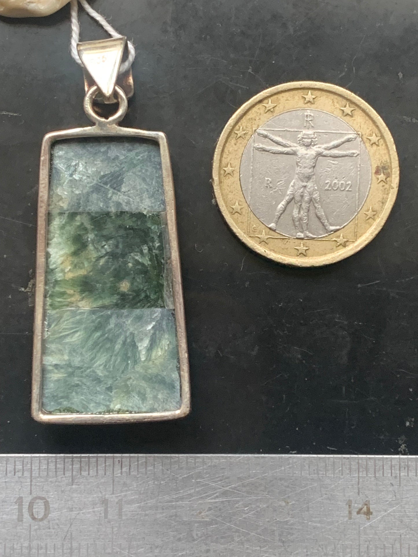 Séraphinite ! Pendentif en Argent 925 de 47mm de hauteur x 20 de largeur x 7 d'épaisseur. Vendu avec cordon réglable de couleur noire !