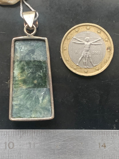 Séraphinite ! Pendentif en Argent 925 de 47mm de hauteur x 20 de largeur x 7 d'épaisseur. Vendu avec cordon réglable de couleur noire !