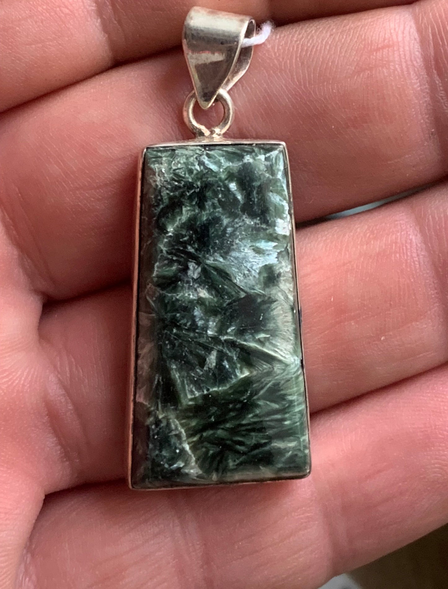 Séraphinite ! Pendentif en Argent 925 de 47mm de hauteur x 20 de largeur x 7 d'épaisseur. Vendu avec cordon réglable de couleur noire !