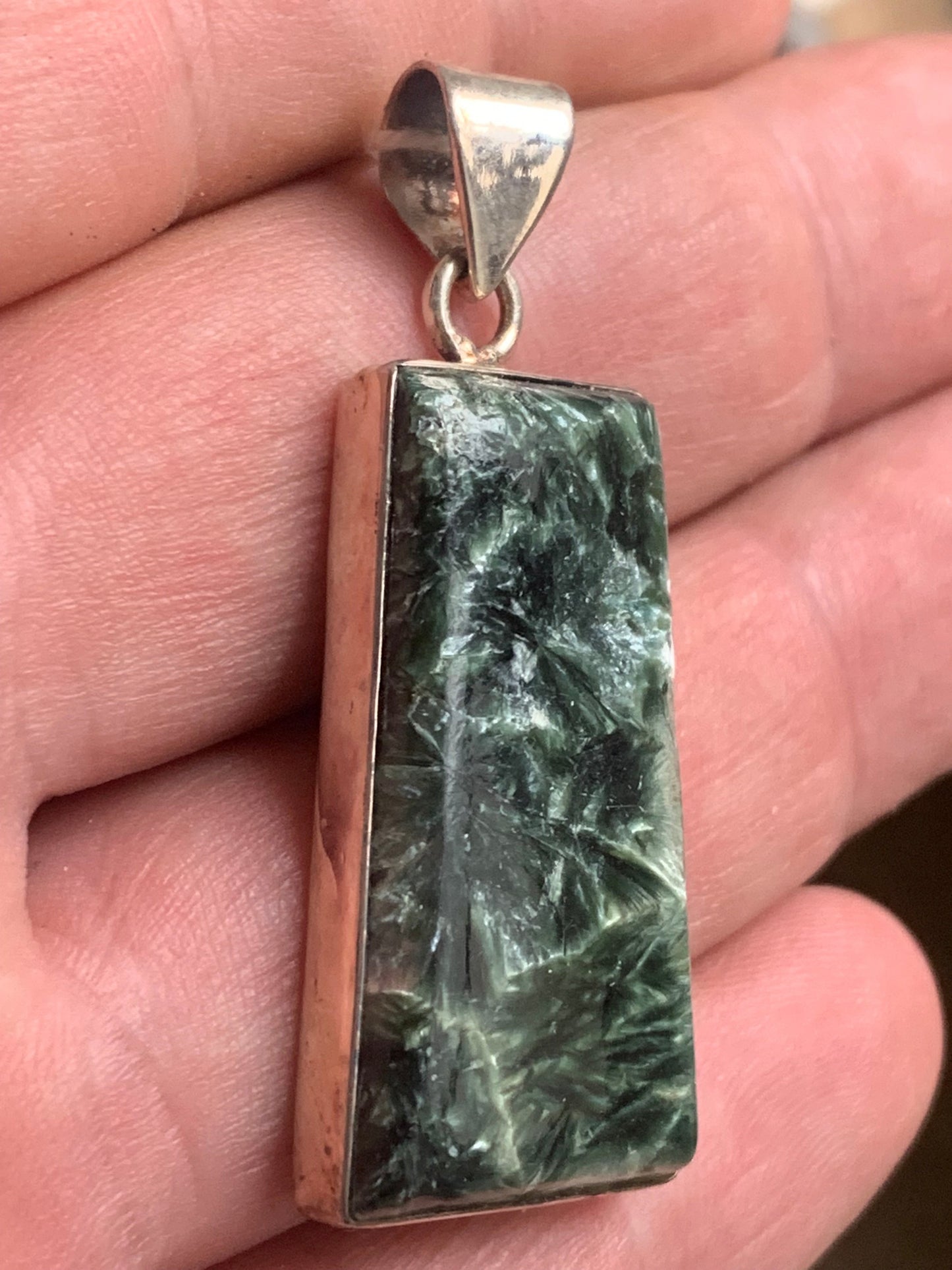 Séraphinite ! Pendentif en Argent 925 de 47mm de hauteur x 20 de largeur x 7 d'épaisseur. Vendu avec cordon réglable de couleur noire !