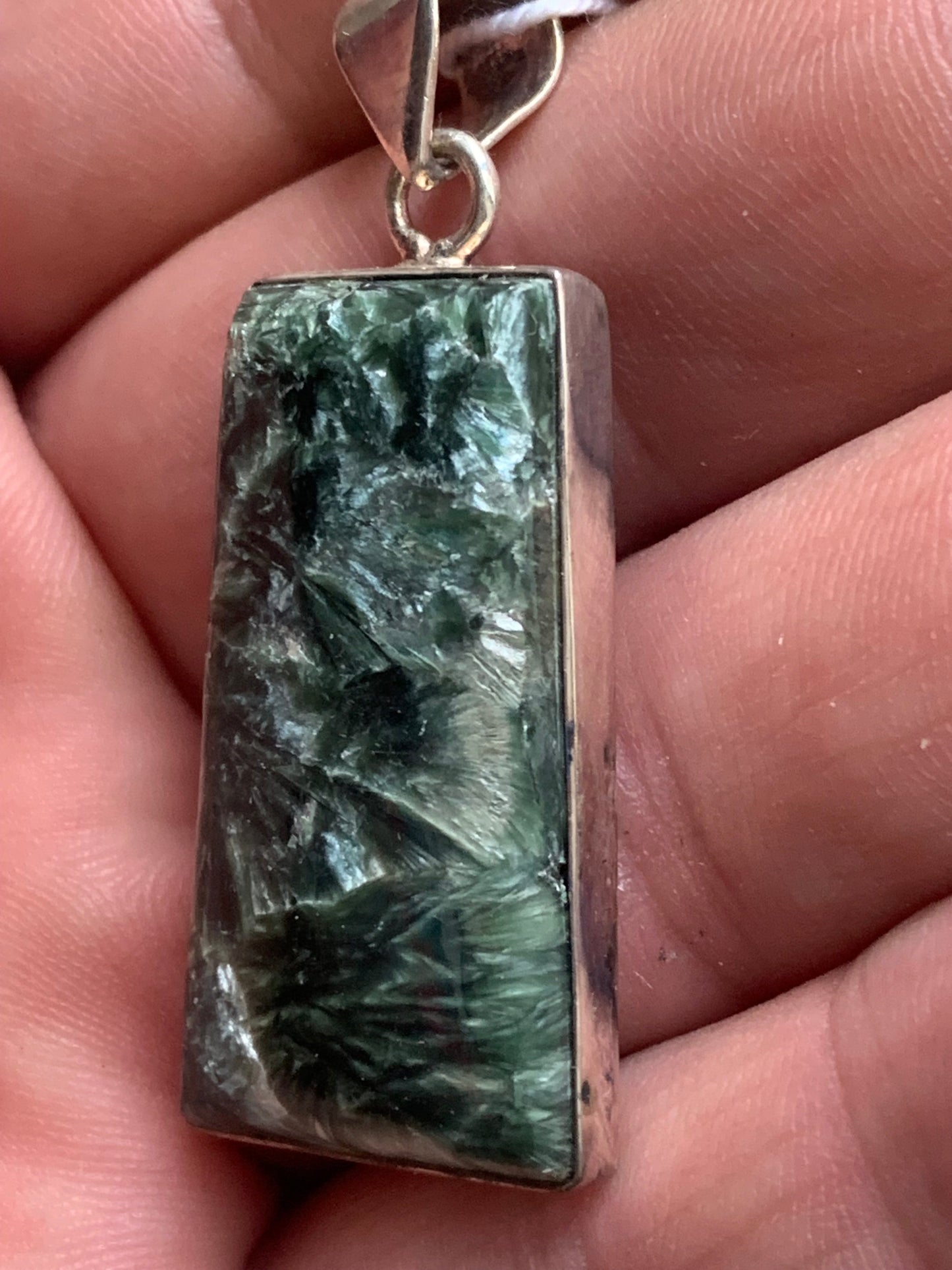 Séraphinite ! Pendentif en Argent 925 de 47mm de hauteur x 20 de largeur x 7 d'épaisseur. Vendu avec cordon réglable de couleur noire !