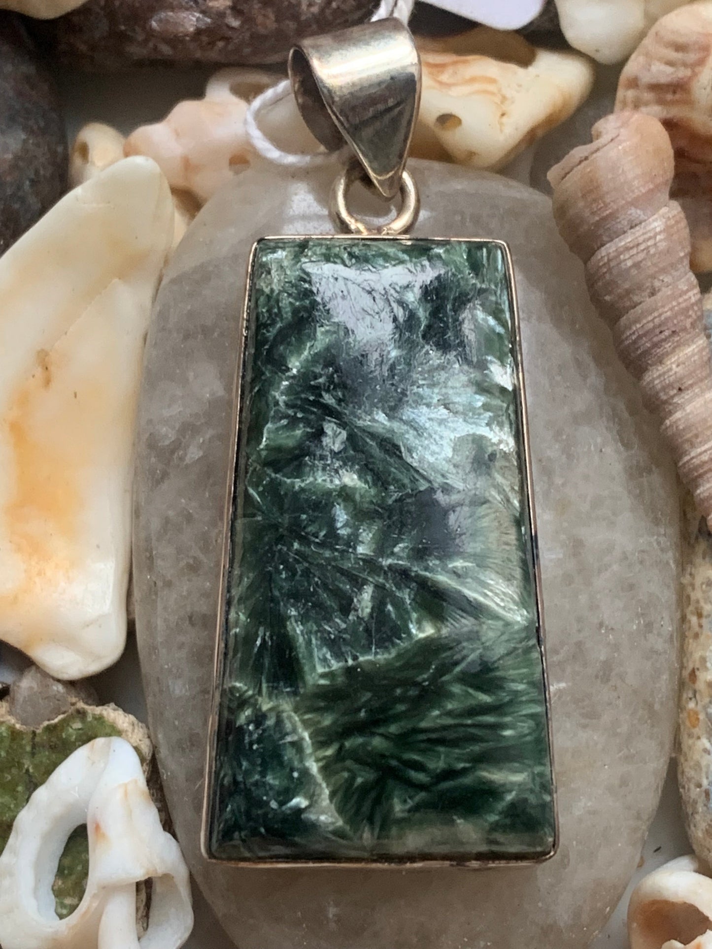 Séraphinite ! Pendentif en Argent 925 de 47mm de hauteur x 20 de largeur x 7 d'épaisseur. Vendu avec cordon réglable de couleur noire !