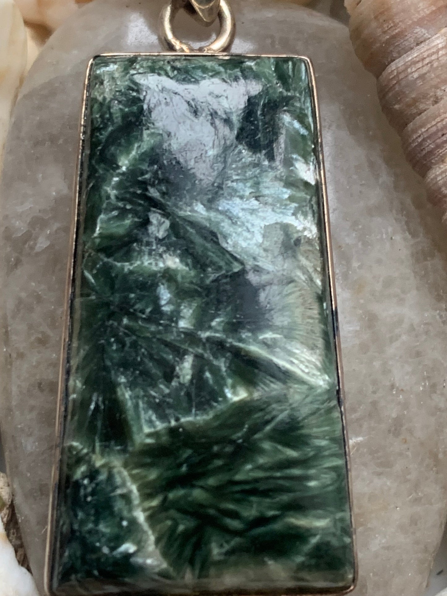 Séraphinite ! Pendentif en Argent 925 de 47mm de hauteur x 20 de largeur x 7 d'épaisseur. Vendu avec cordon réglable de couleur noire !