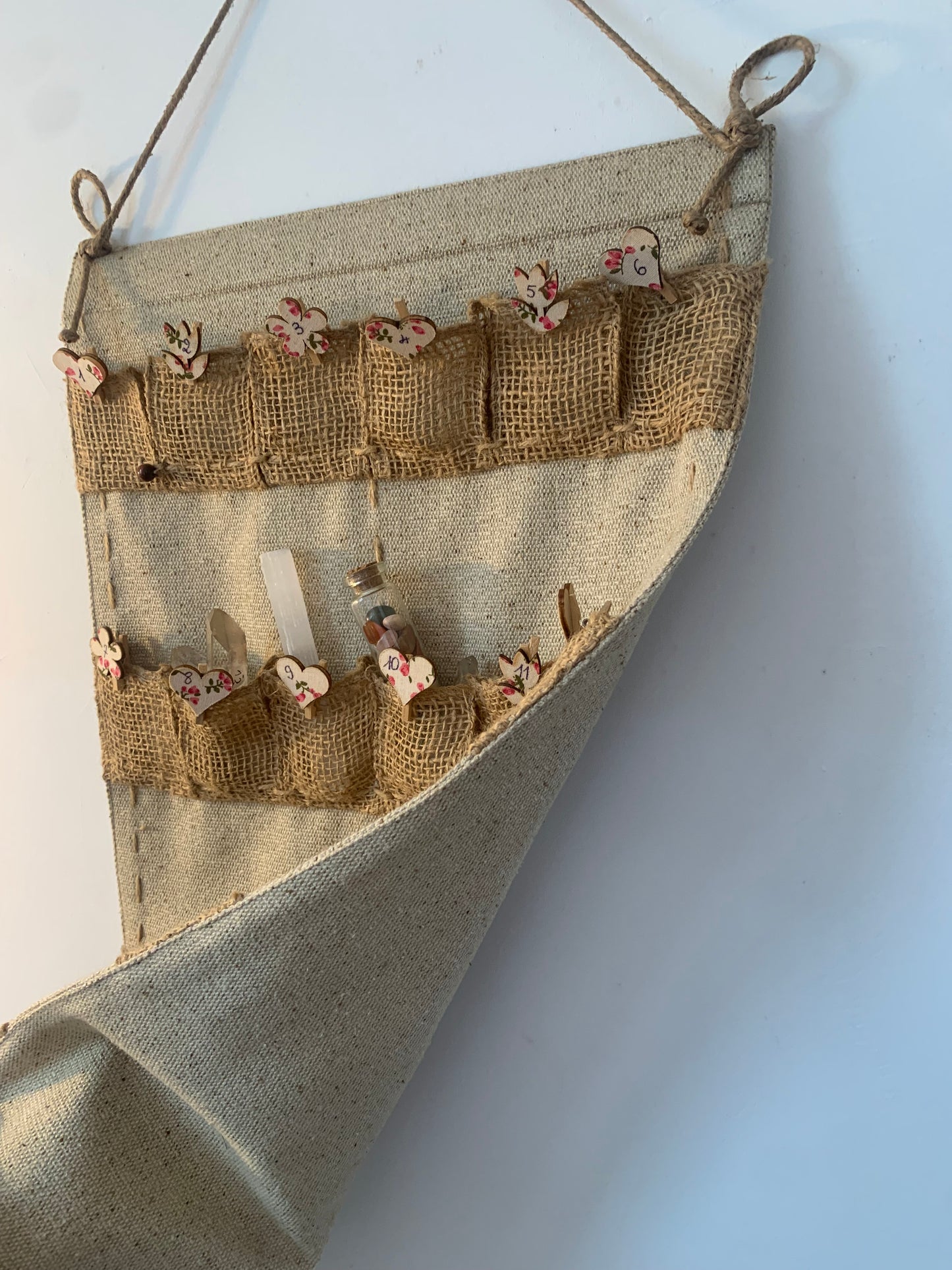 Calendrier de l’Avent en Tissu (Lin & Coton) – 55 x 32 cm 🎄 Idéal pour cristaux, bijoux et petites surprises