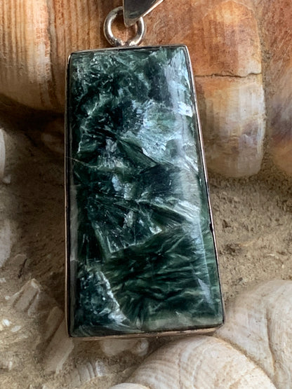 Séraphinite ! Pendentif en Argent 925 de 47mm de hauteur x 20 de largeur x 7 d'épaisseur. Vendu avec cordon réglable de couleur noire !
