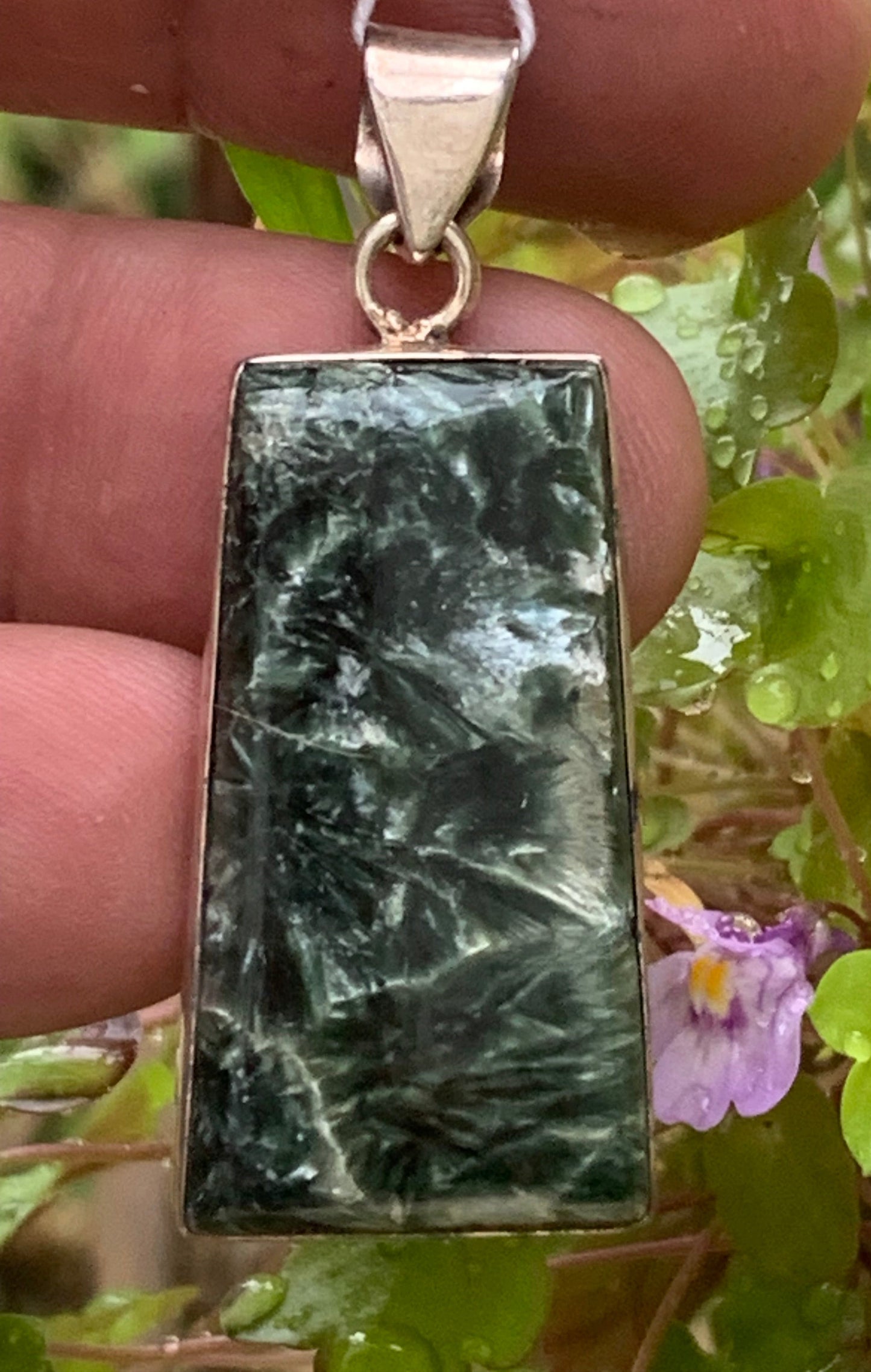 Séraphinite ! Pendentif en Argent 925 de 47mm de hauteur x 20 de largeur x 7 d'épaisseur. Vendu avec cordon réglable de couleur noire !