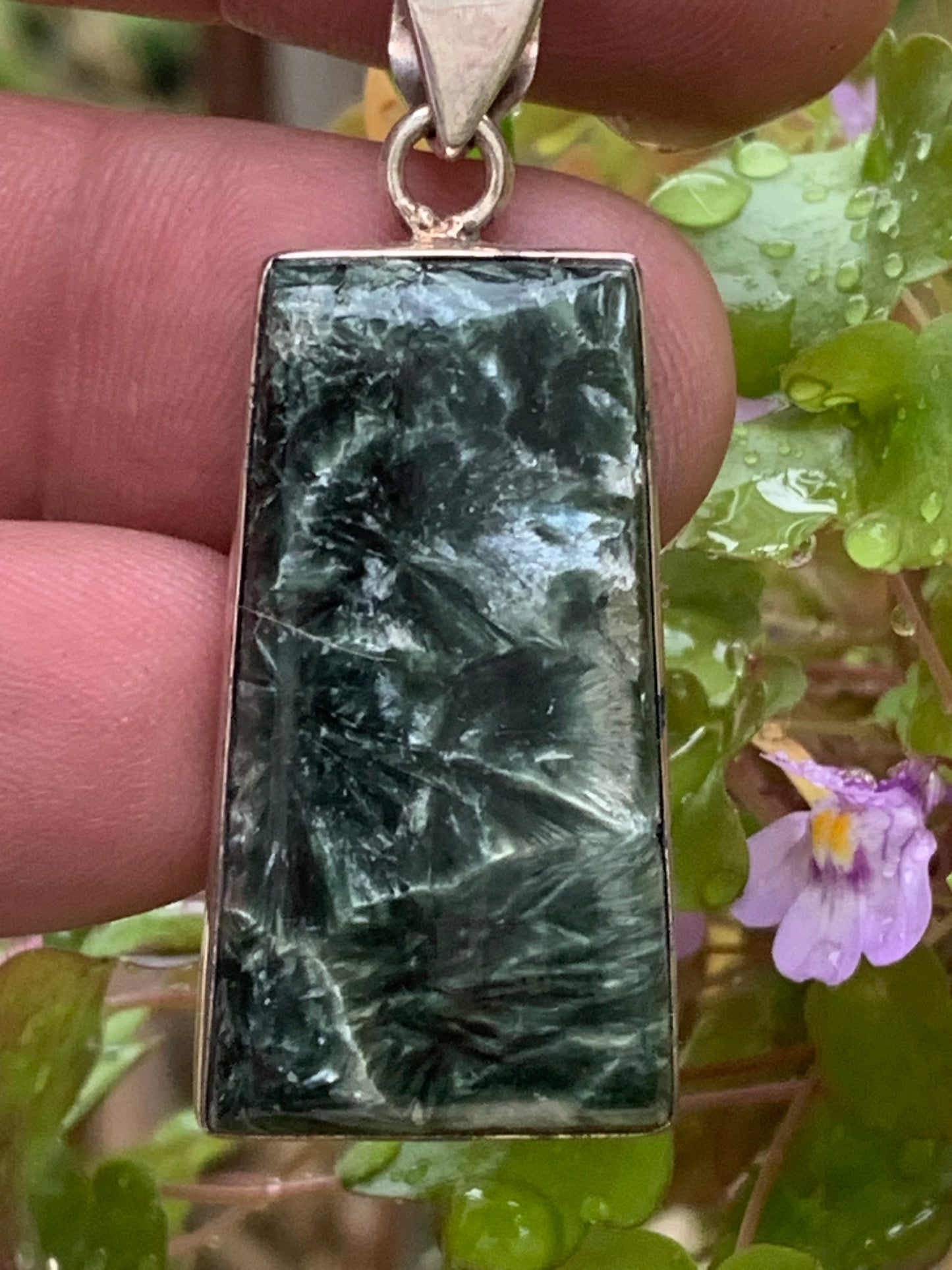 Séraphinite ! Pendentif en Argent 925 de 47mm de hauteur x 20 de largeur x 7 d'épaisseur. Vendu avec cordon réglable de couleur noire !