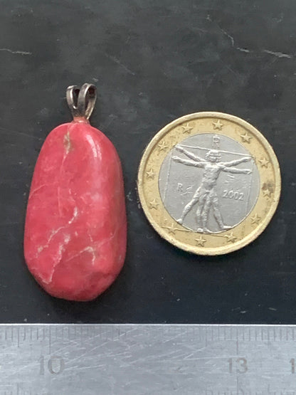 Thulite ! Pendentif en Argent 925 de 35mm de hauteur x 17 de largeur x 10 d'épaisseur. Vendu avec cordon réglable de couleur noire !