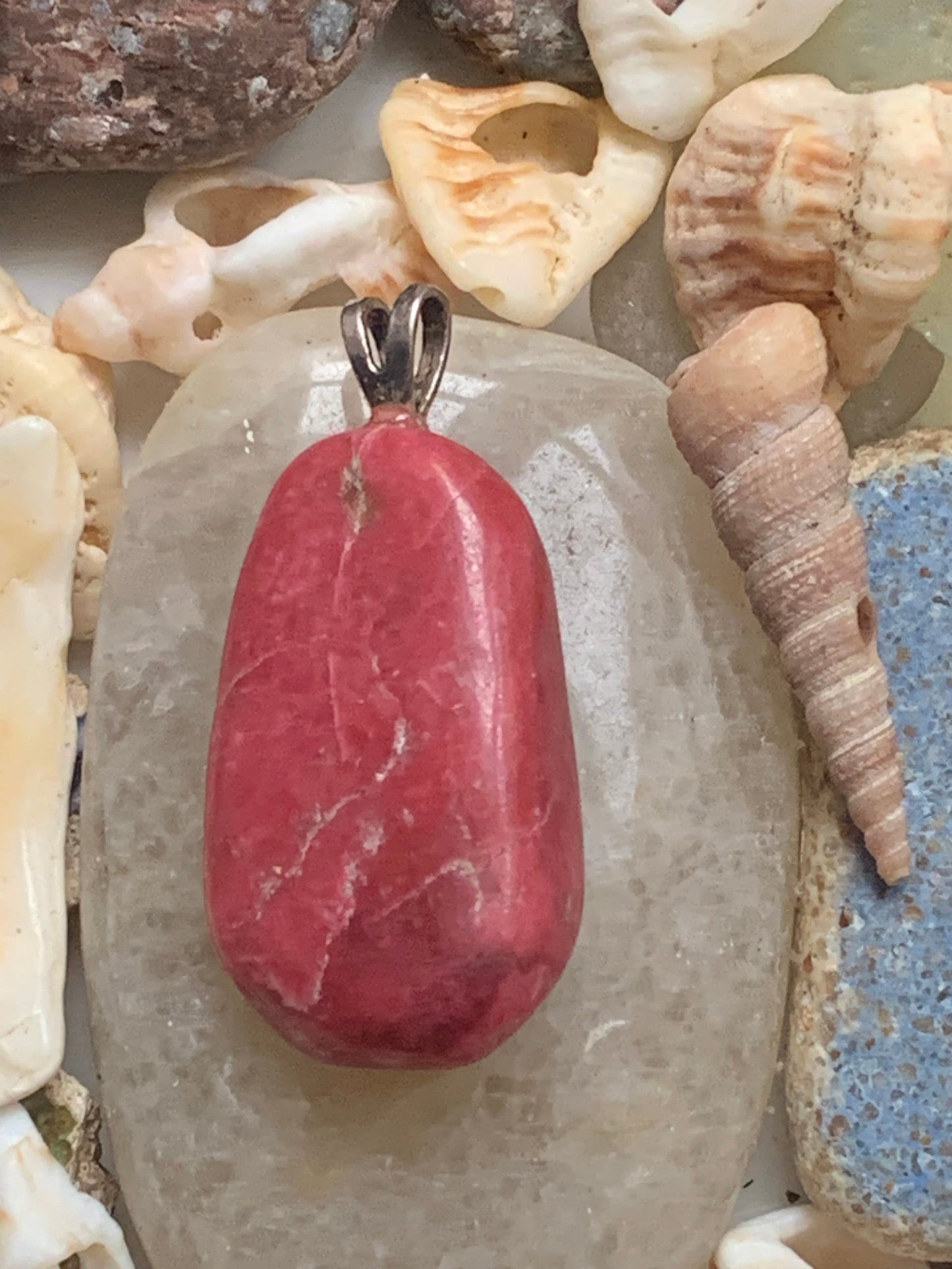 Thulite ! Pendentif en Argent 925 de 35mm de hauteur x 17 de largeur x 10 d'épaisseur. Vendu avec cordon réglable de couleur noire !