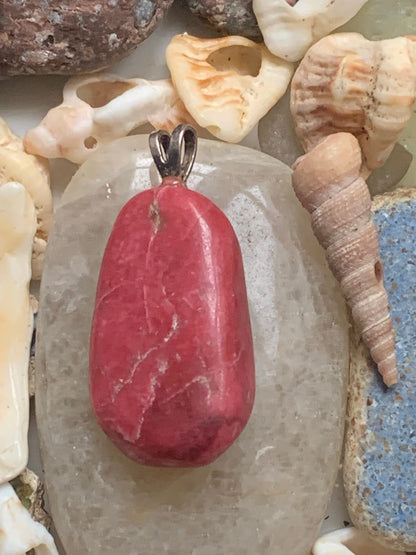 Thulite ! Pendentif en Argent 925 de 35mm de hauteur x 17 de largeur x 10 d'épaisseur. Vendu avec cordon réglable de couleur noire !
