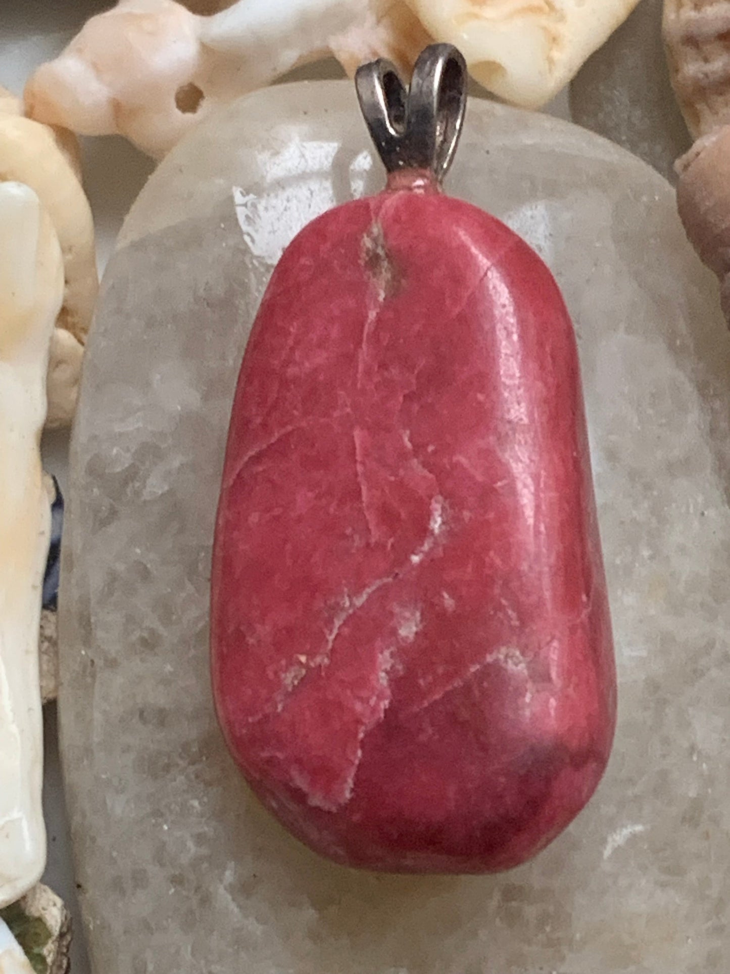Thulite ! Pendentif en Argent 925 de 35mm de hauteur x 17 de largeur x 10 d'épaisseur. Vendu avec cordon réglable de couleur noire !