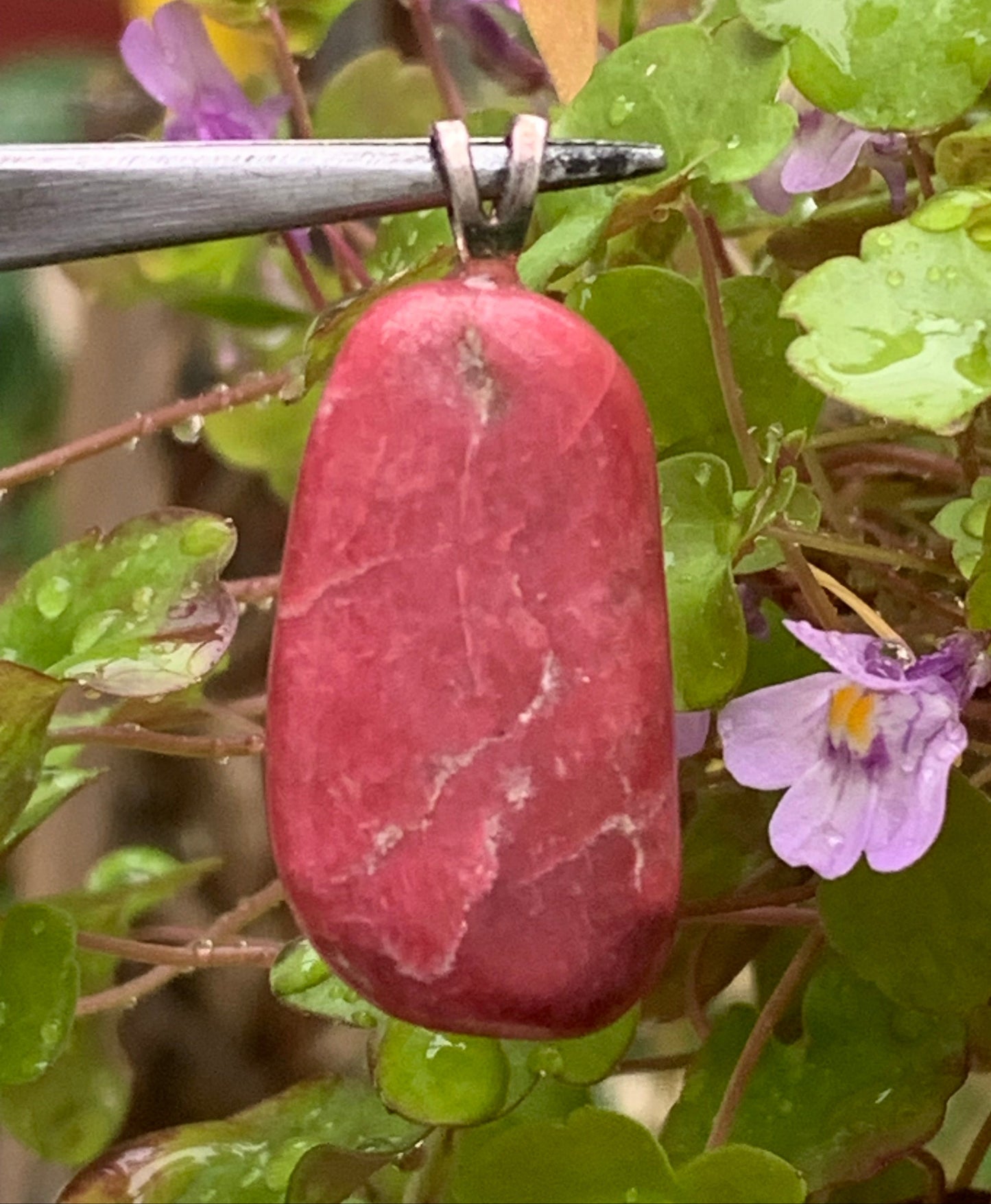 Thulite ! Pendentif en Argent 925 de 35mm de hauteur x 17 de largeur x 10 d'épaisseur. Vendu avec cordon réglable de couleur noire !