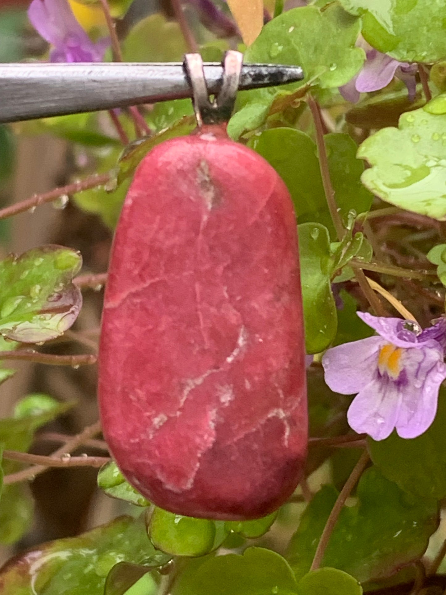 Thulite ! Pendentif en Argent 925 de 35mm de hauteur x 17 de largeur x 10 d'épaisseur. Vendu avec cordon réglable de couleur noire !
