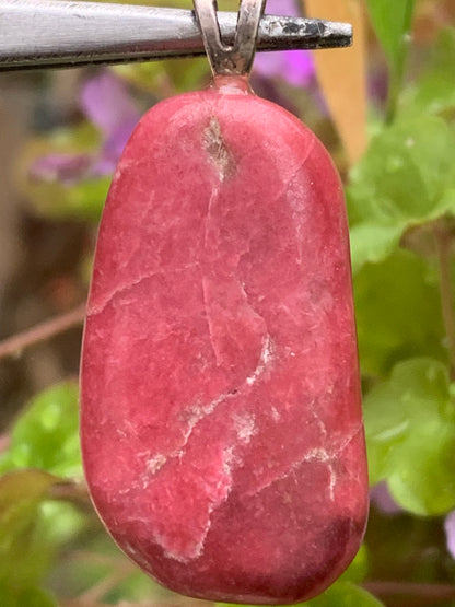 Thulite ! Pendentif en Argent 925 de 35mm de hauteur x 17 de largeur x 10 d'épaisseur. Vendu avec cordon réglable de couleur noire !