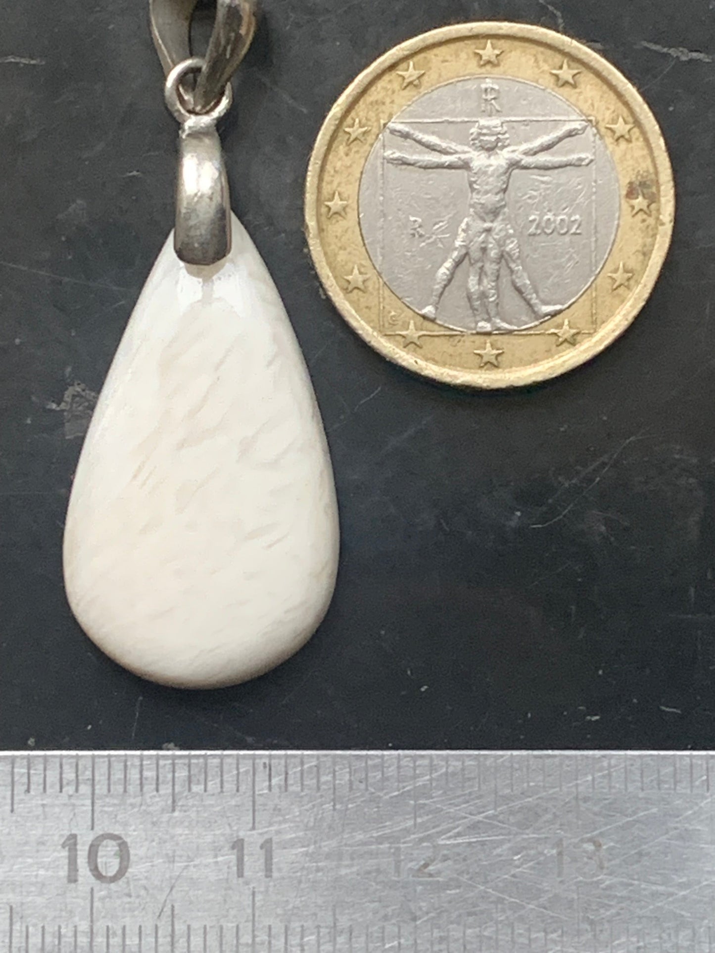 Scolecite (famille des zéolites), pendentif en Argent 925 de 45mm de hauteur x 17 de largeur x 5 d'épaisseur. Vendu avec cordon réglable de couleur noire !