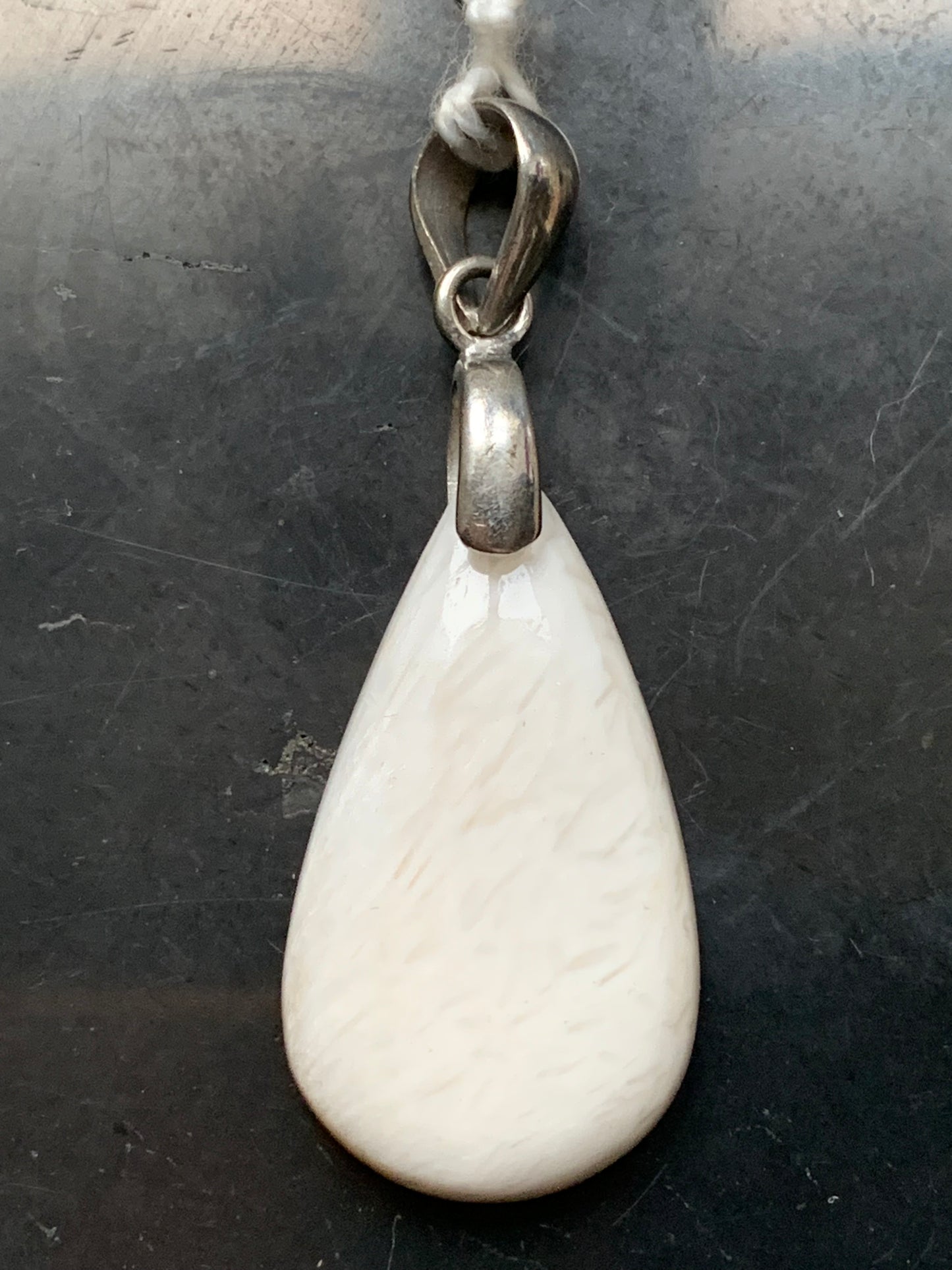 Scolecite (famille des zéolites), pendentif en Argent 925 de 45mm de hauteur x 17 de largeur x 5 d'épaisseur. Vendu avec cordon réglable de couleur noire !