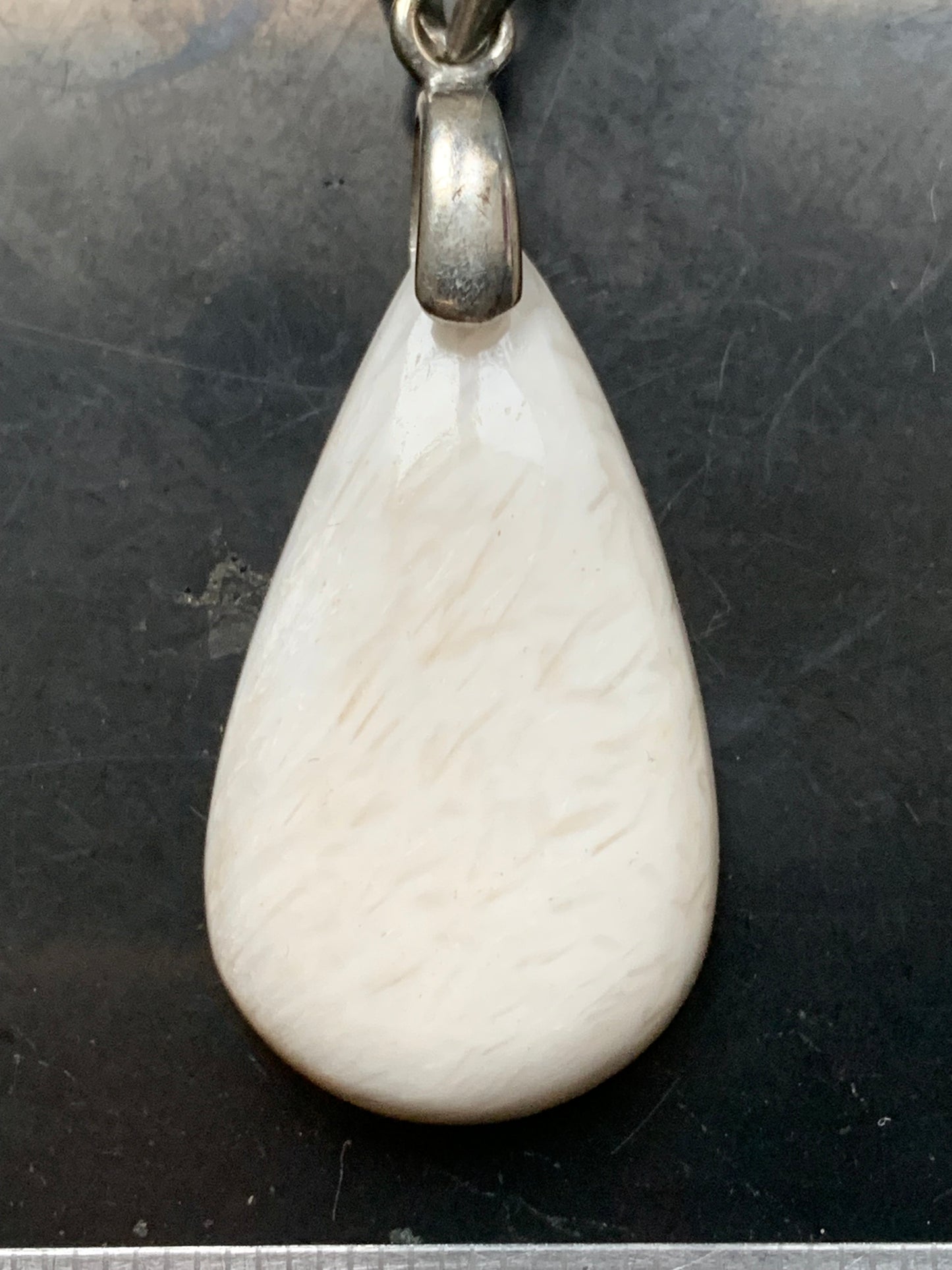 Scolecite (famille des zéolites), pendentif en Argent 925 de 45mm de hauteur x 17 de largeur x 5 d'épaisseur. Vendu avec cordon réglable de couleur noire !