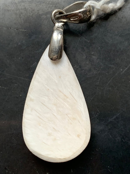 Scolecite (famille des zéolites), pendentif en Argent 925 de 45mm de hauteur x 17 de largeur x 5 d'épaisseur. Vendu avec cordon réglable de couleur noire !