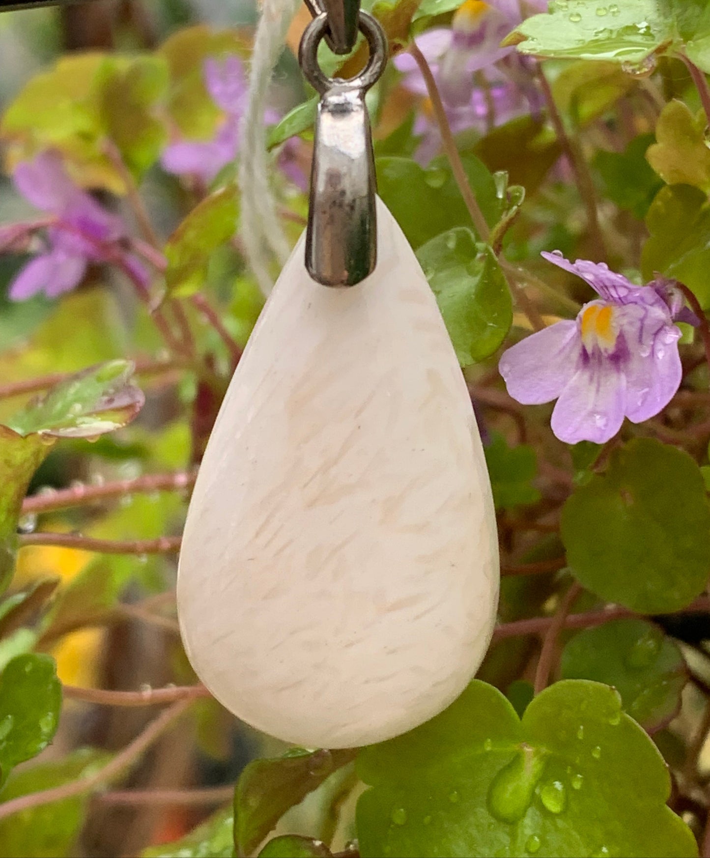 Scolecite (famille des zéolites), pendentif en Argent 925 de 45mm de hauteur x 17 de largeur x 5 d'épaisseur. Vendu avec cordon réglable de couleur noire !
