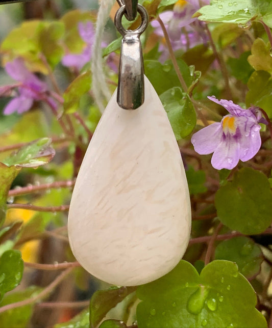 Scolecite (famille des zéolites), pendentif en Argent 925 de 45mm de hauteur x 17 de largeur x 5 d'épaisseur. Vendu avec cordon réglable de couleur noire !