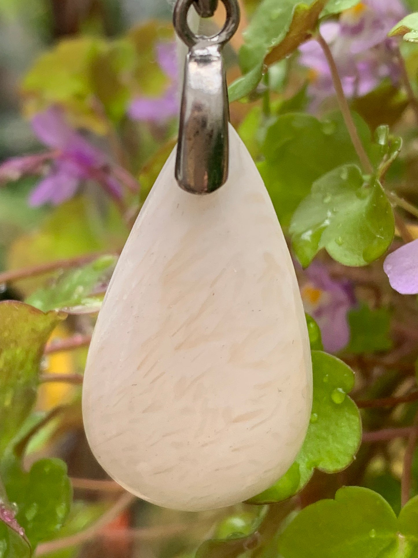 Scolecite (famille des zéolites), pendentif en Argent 925 de 45mm de hauteur x 17 de largeur x 5 d'épaisseur. Vendu avec cordon réglable de couleur noire !