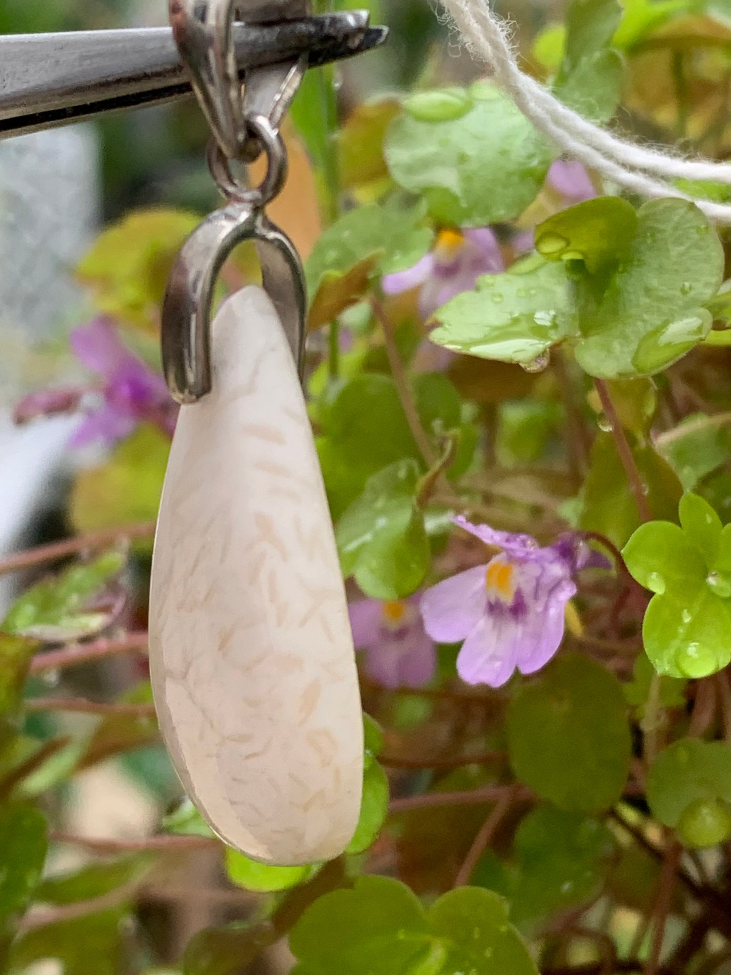 Scolecite (famille des zéolites), pendentif en Argent 925 de 45mm de hauteur x 17 de largeur x 5 d'épaisseur. Vendu avec cordon réglable de couleur noire !