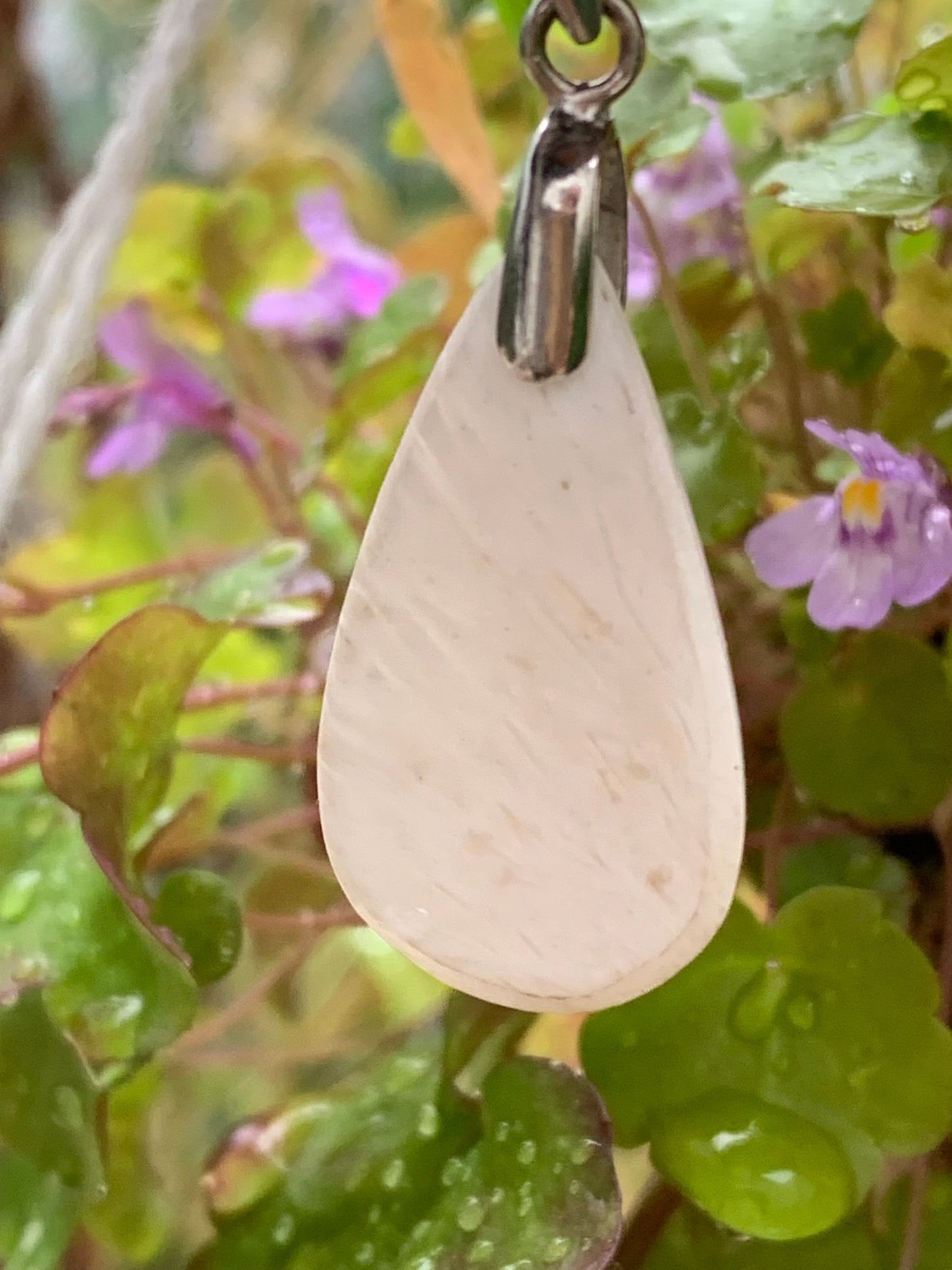 Scolecite (famille des zéolites), pendentif en Argent 925 de 45mm de hauteur x 17 de largeur x 5 d'épaisseur. Vendu avec cordon réglable de couleur noire !