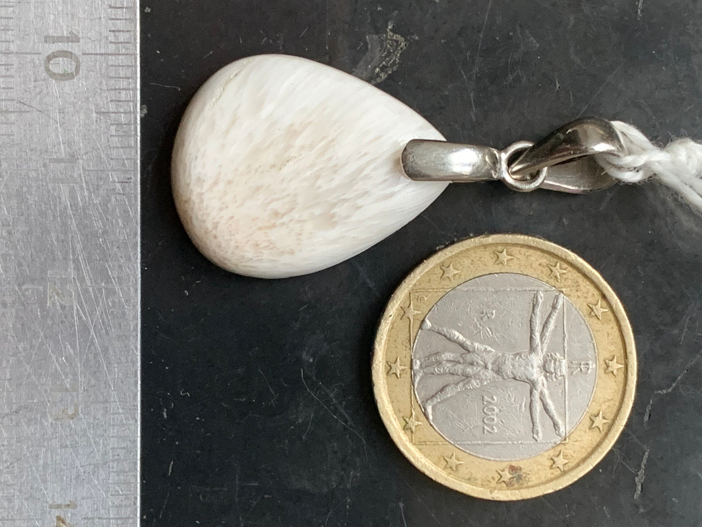 Scolecite (famille des zéolites), pendentif en Argent 925 de 40mm de hauteur x 20 de largeur x 5 d'épaisseur. Vendu avec cordon réglable de couleur noire !