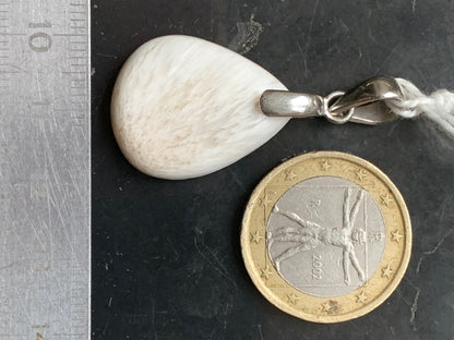 Scolecite (famille des zéolites), pendentif en Argent 925 de 40mm de hauteur x 20 de largeur x 5 d'épaisseur. Vendu avec cordon réglable de couleur noire !