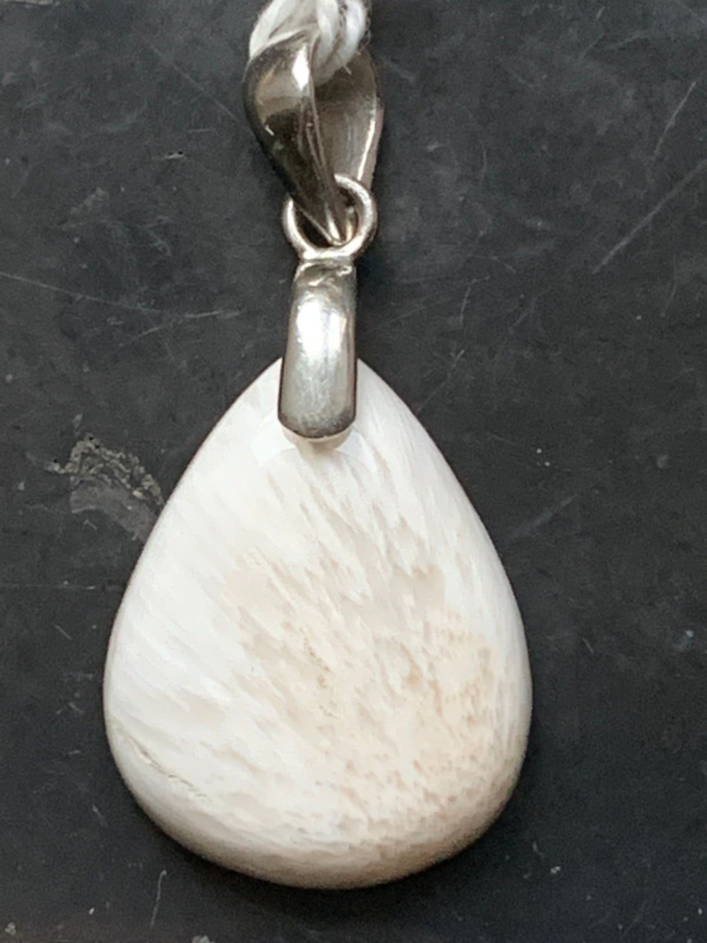 Scolecite (famille des zéolites), pendentif en Argent 925 de 40mm de hauteur x 20 de largeur x 5 d'épaisseur. Vendu avec cordon réglable de couleur noire !