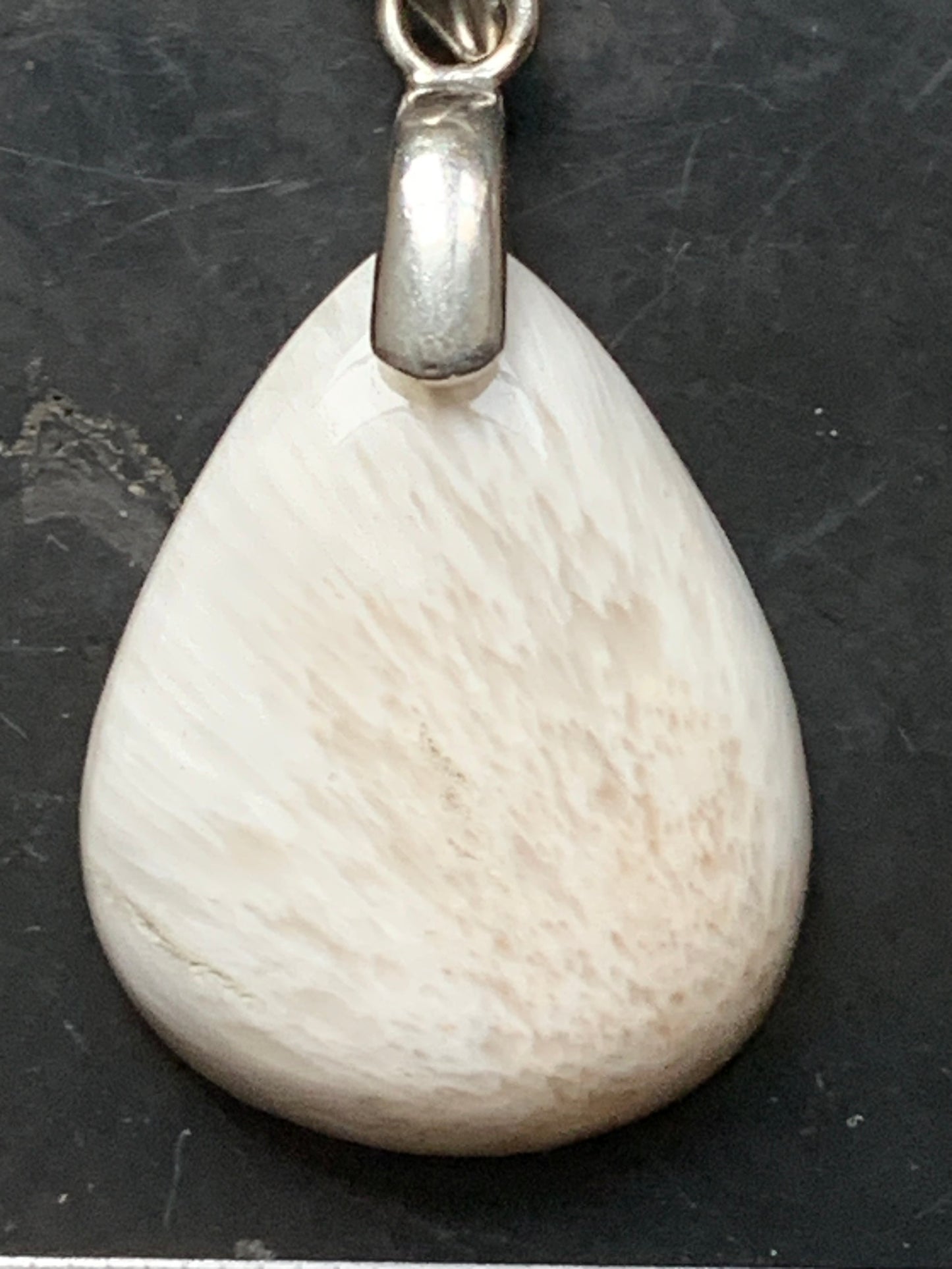 Scolecite (famille des zéolites), pendentif en Argent 925 de 40mm de hauteur x 20 de largeur x 5 d'épaisseur. Vendu avec cordon réglable de couleur noire !