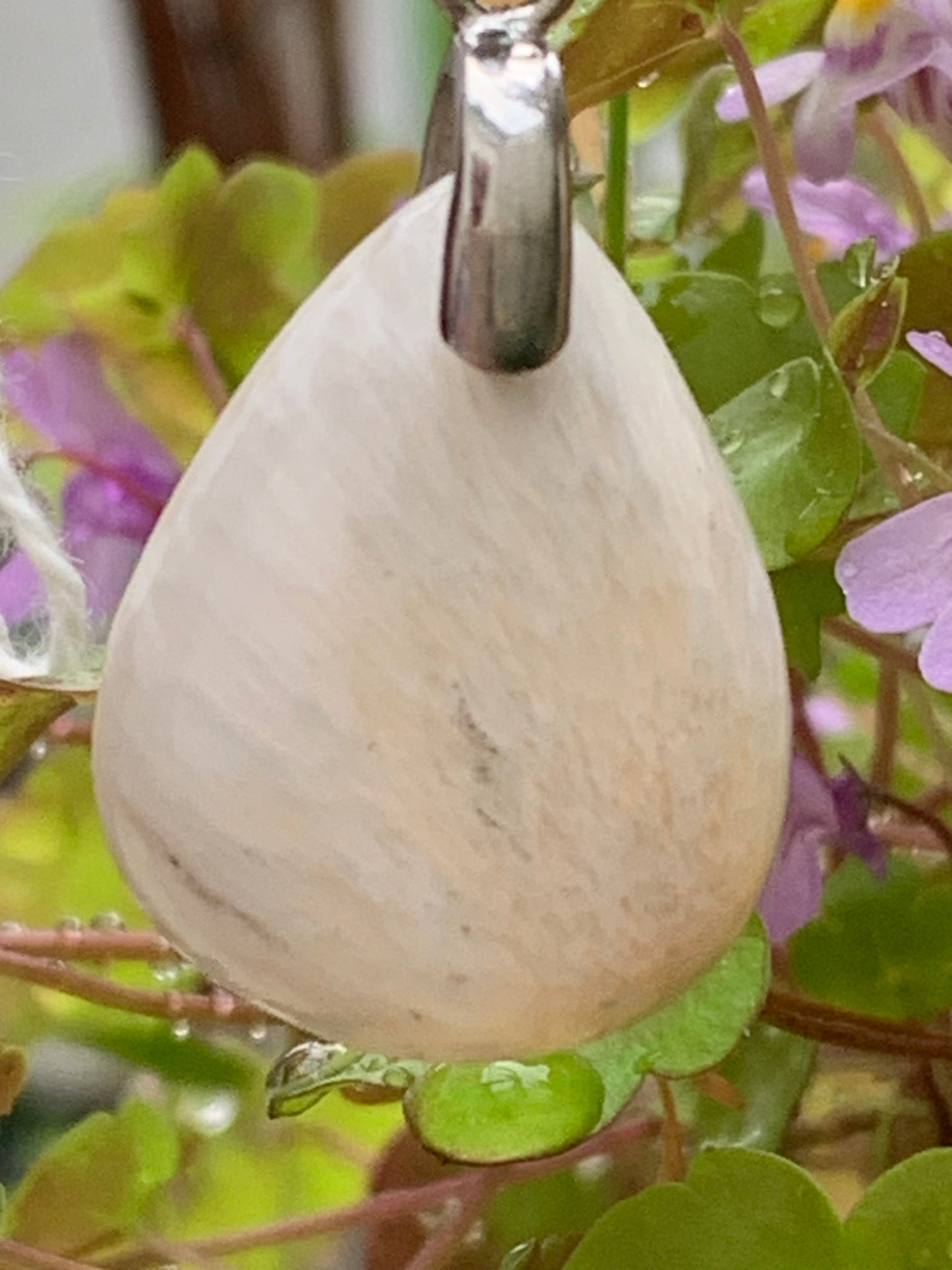 Scolecite (famille des zéolites), pendentif en Argent 925 de 40mm de hauteur x 20 de largeur x 5 d'épaisseur. Vendu avec cordon réglable de couleur noire !