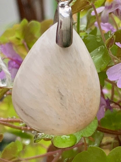 Scolecite (famille des zéolites), pendentif en Argent 925 de 40mm de hauteur x 20 de largeur x 5 d'épaisseur. Vendu avec cordon réglable de couleur noire !
