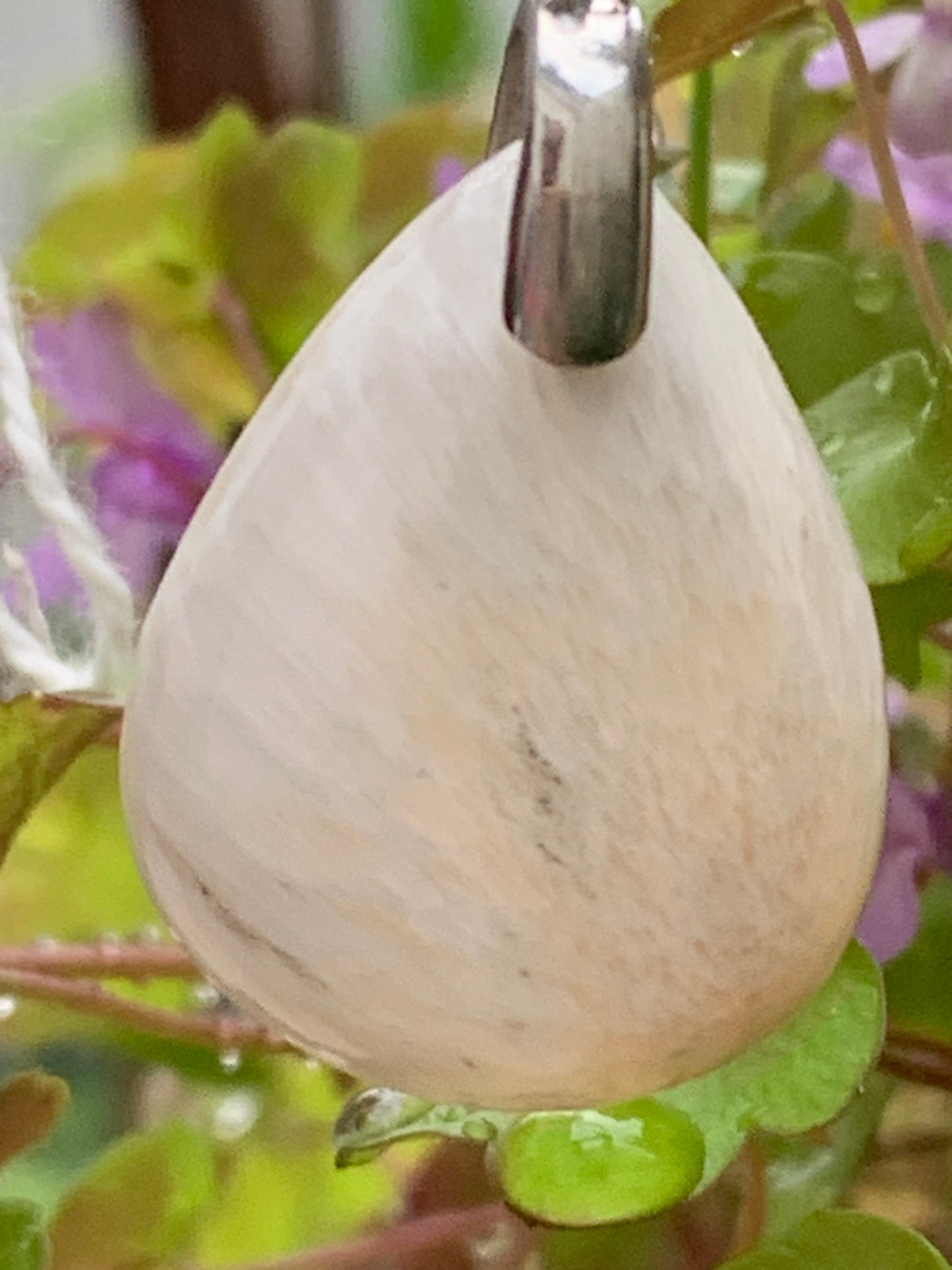 Scolecite (famille des zéolites), pendentif en Argent 925 de 40mm de hauteur x 20 de largeur x 5 d'épaisseur. Vendu avec cordon réglable de couleur noire !